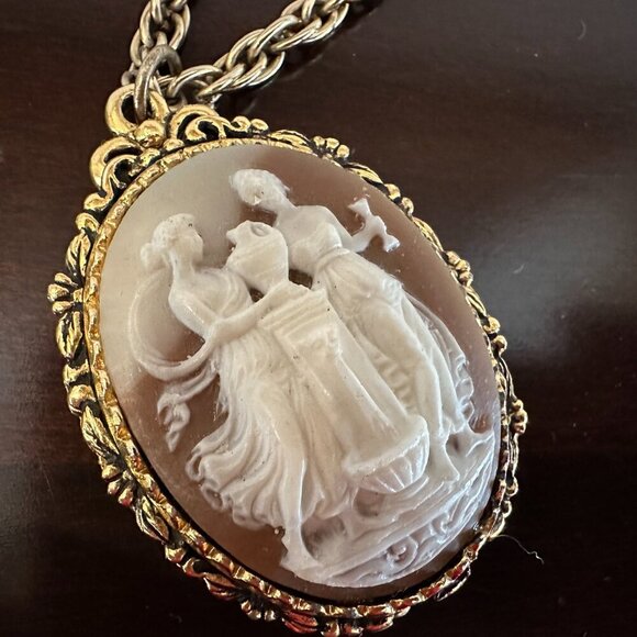 Perfume Sachet Cameo Pendant with some Perfume - Picture 7 of 12